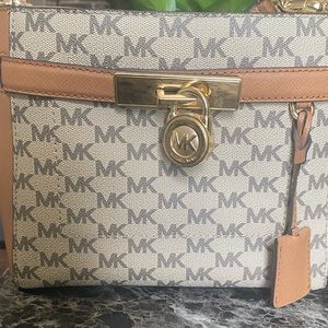 Michael Kors purse in great condition brown with gold hardware.